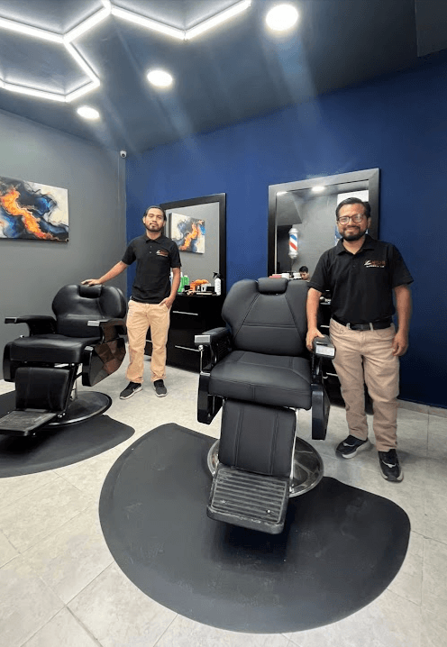 Instalaciones interiores y sillones profesionales en Barbería Carlyn sucursal Aviación Civil