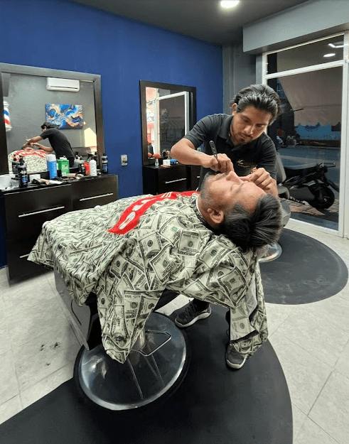 Servicio y afeitado tradicional en sillón de barbero en Barbería Carlyn Aviación Civil