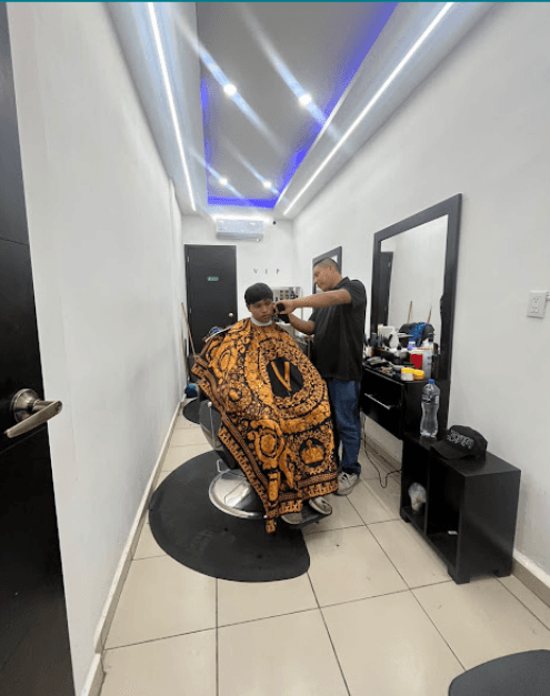 Estación de corte y área de trabajo interior en Barbería Carlyn sucursal Ex-Glorieta