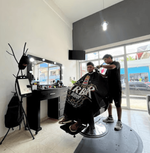 Estación de corte con espejo iluminado y sillón de barbero en Barbería Carlyn Tecoluco