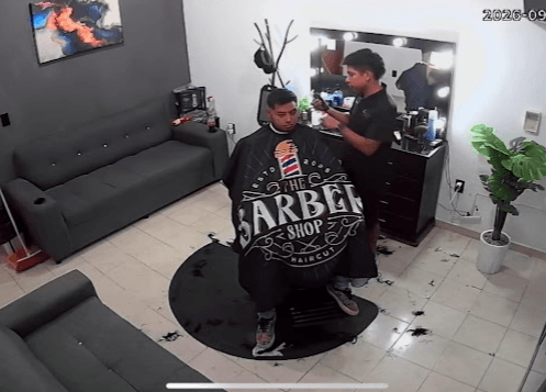 Sala de espera y perspectiva general interior de Barbería Carlyn sucursal Tecoluco
