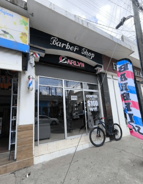 Fachada exterior con ventanales y letrero comercial de Barbería Carlyn sucursal Tecoluco